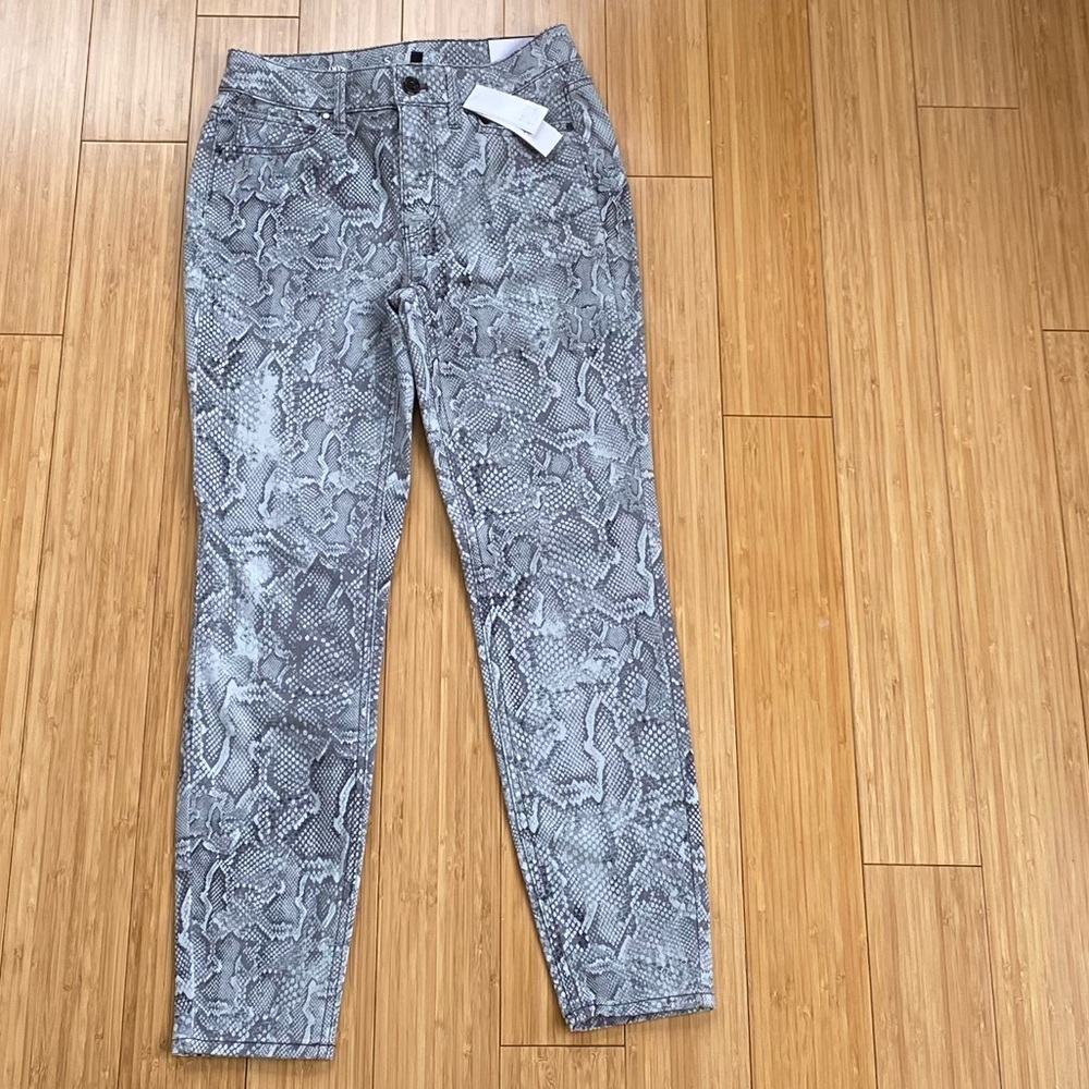 White House, Black Market Crop Pants